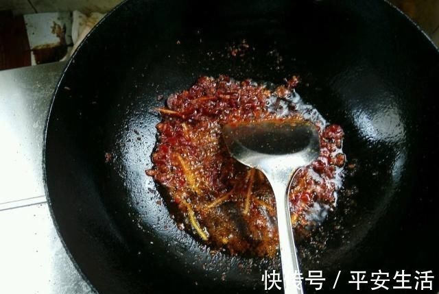 大厨做水煮鱼的秘方,鱼片下锅前,加入这3味腌制,鲜香味美