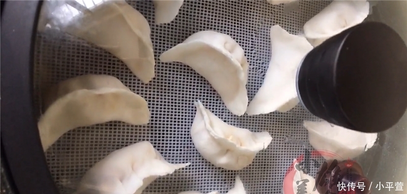 做饺子皮不用面粉, 做出来个个“透明”饺子口感最好吃, 方法简单