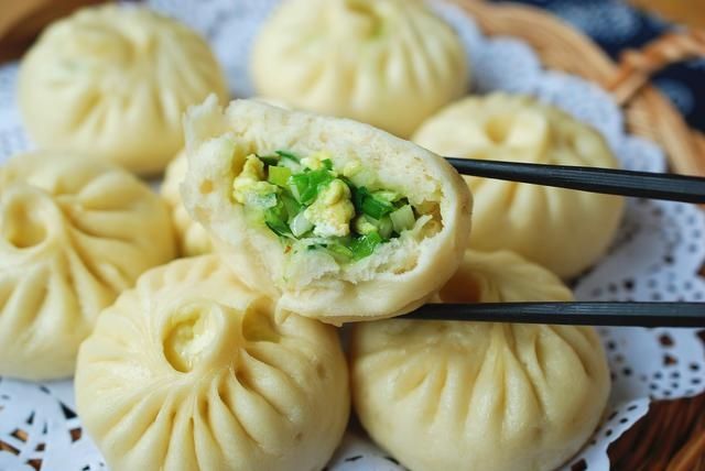 用白菜做馅儿，放盐杀就错了！跟我这样做，不用挤水不出汤，鲜美