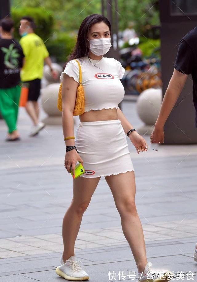 连衣裙 白色短款上衣,和同色修身连衣裙组合,诠释别样动感风格