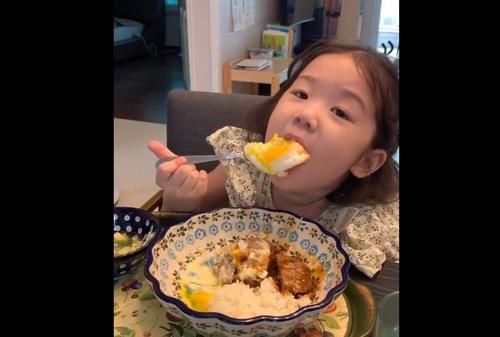 韩国又出表情包萌娃，5岁的她白嫩嫩粉嘟嘟，超级可爱
