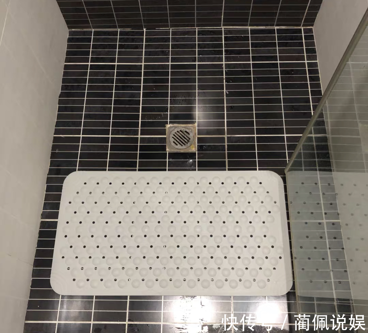 拖鞋架|这10种卫浴用品，早该拉入家用“黑名单”，该换就换了吧！