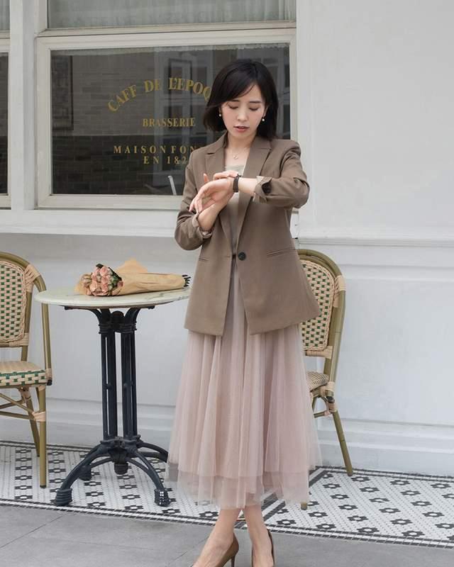 连衣裙 西服不一定配T恤，用抹胸上衣、打底衫和连衣裙搭配，更好看