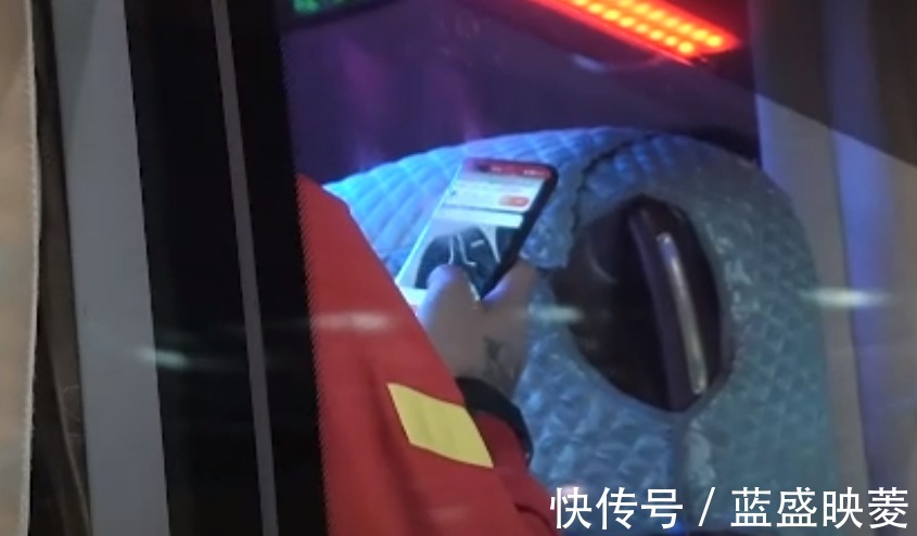 大拇指|到了!越媒关注国足抵达洛国富竖大拇指,有球员抓紧时间网购!