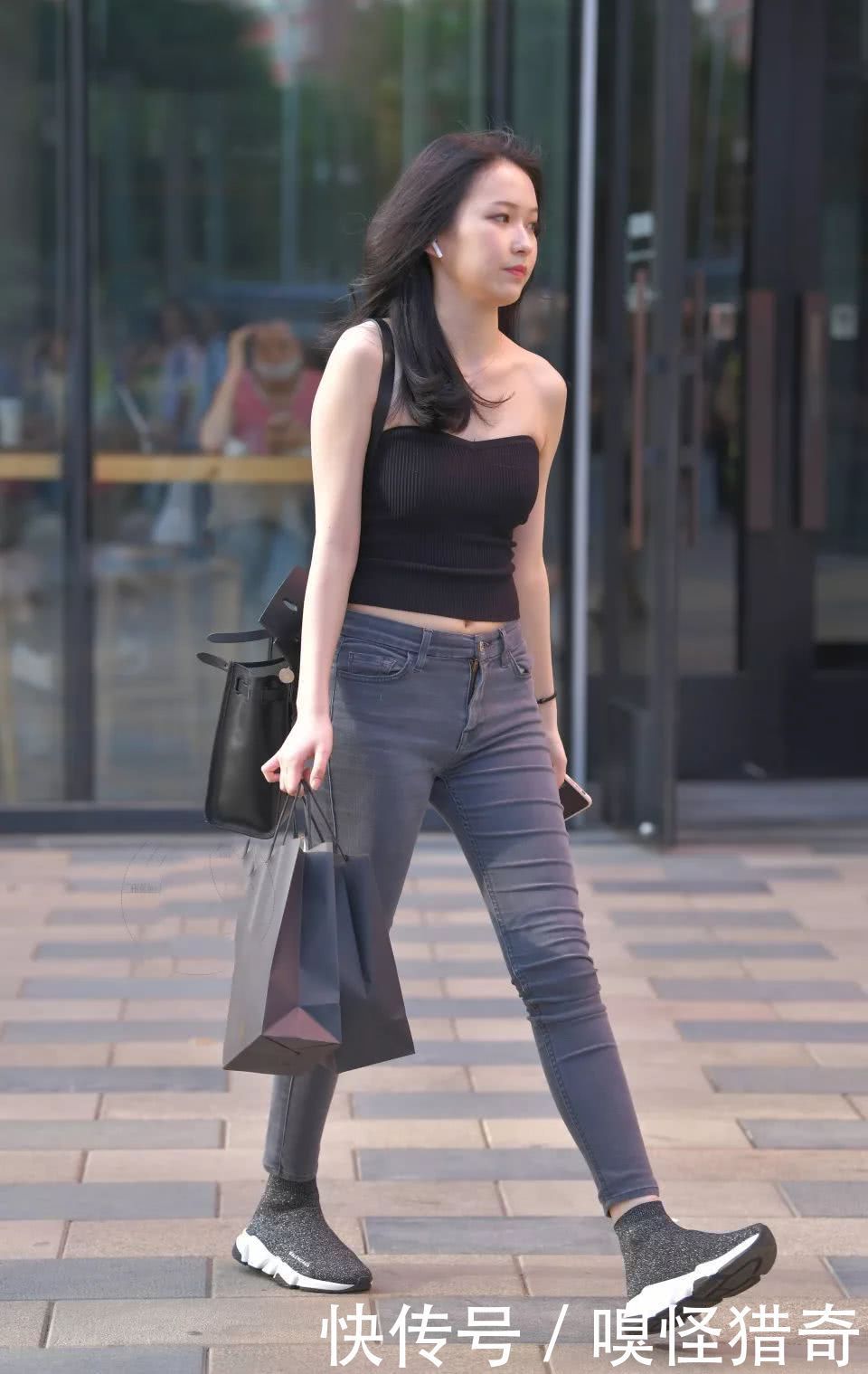 小姐姐|街拍美女:小姐姐紧身牛仔裤搭配黑色吊带上衣,真的太漂亮了