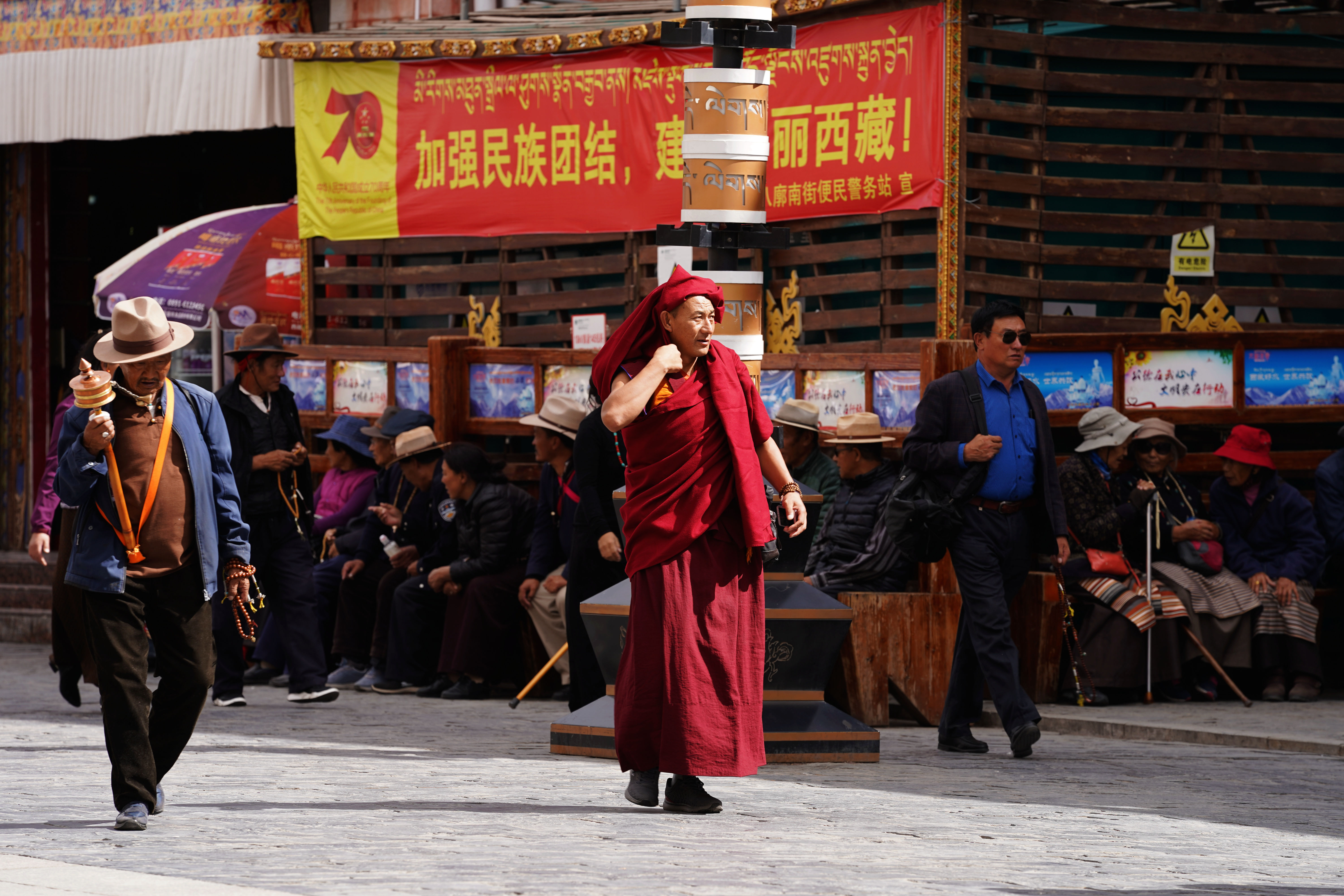 大昭寺|【80天单人单车环藏之旅】观览佛教圣地大昭寺，八廓街猎摄盛装美女