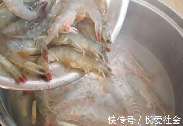 口感|做水煮虾，用热水下锅还是冷水？关键一步做错，难怪虾又老又腥！