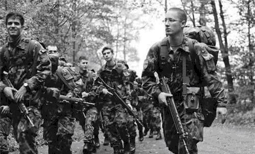 敌人|一支专门放哨的队伍,不仅没发现敌人,队友还多了一个,咋回事?