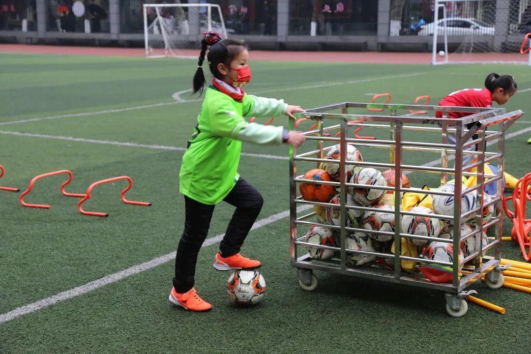 足球队|走近江汉区女足的“摇篮”，万松园路小学足球队寒假不停训