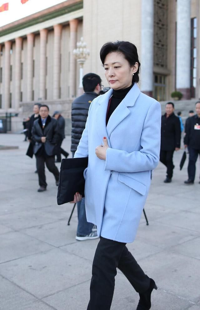 浅蓝色|周涛衣品真高级，穿一袭浅蓝色毛呢外套气场全开，高贵知性优雅