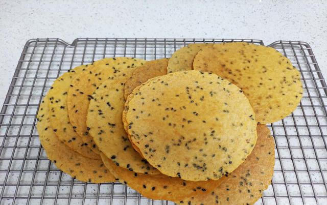 霍霍光|家里有玉米面的赶紧翻出来,跟我一起做这个嘎巴脆的小薄饼吃