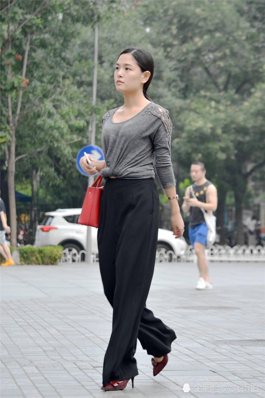 高腰直筒牛仔裤,搭配尖头细跟鞋,显得大气,有衬托矜持