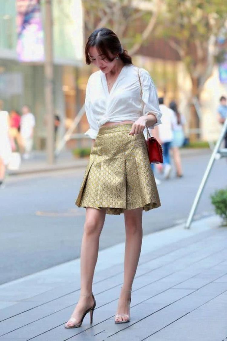 打底裤|街拍美女 对于女人来说, 她们的服饰搭配肯定是少不了裙子的