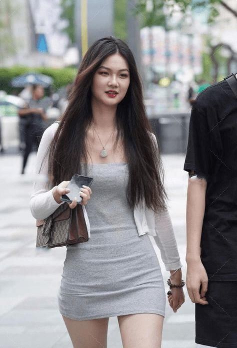 连衣裙|灰色连衣裙和白色大衣搭配，配色高级，气质出众