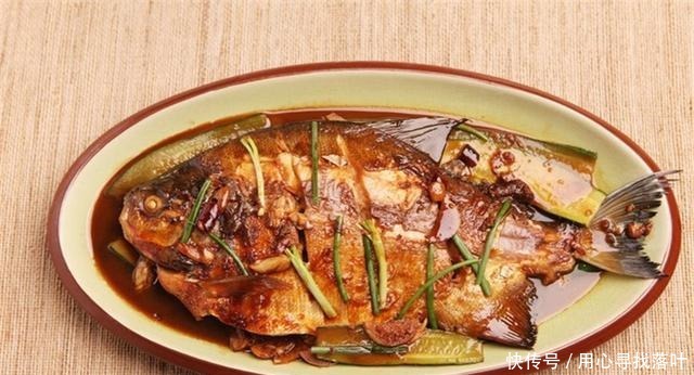 年夜饭做一顿红烧金鲳鱼,肉多刺还少,每一口都是满足