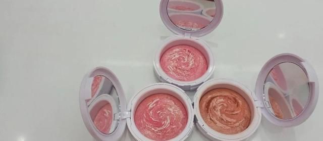 花西子|都说国货好,实则大翻车!花西子拔干卡粉,完美日记白送也不用