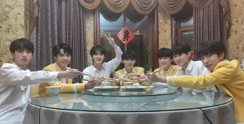 时代少年团央视表演《奔跑的青春》 意气风发的少年青春活力挡不住