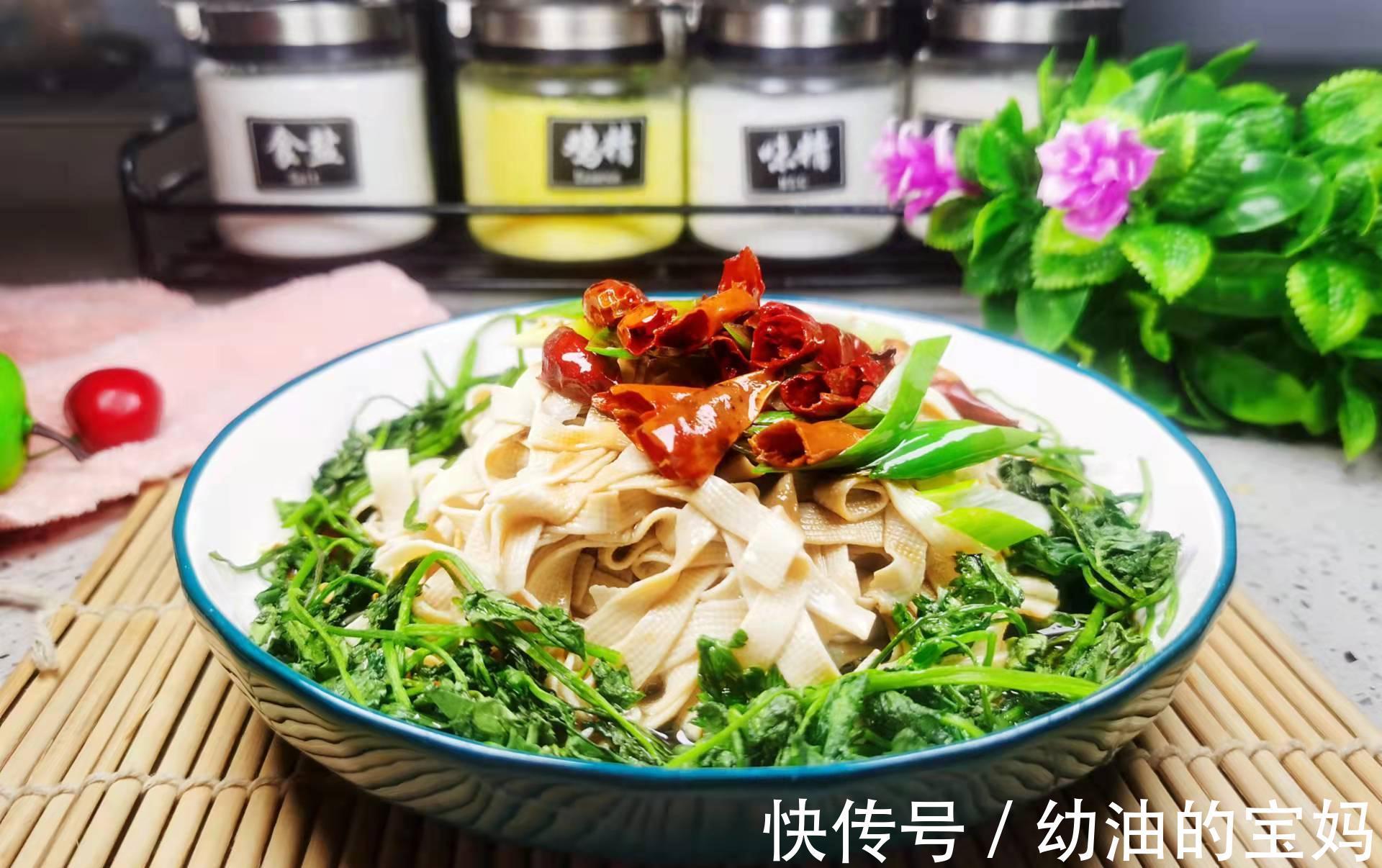 千张买厚不如买薄，焯水后加一料拌着吃，营养开胃，好吃还便宜