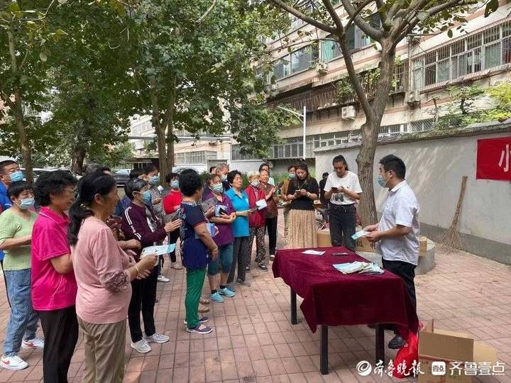 社区|“安全第一！”齐鲁志愿者团队进社区宣传“一盔一带”