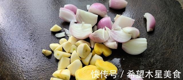 盐焗鸡煲,这一道家常菜在广东出了名,好吃味美又简单!