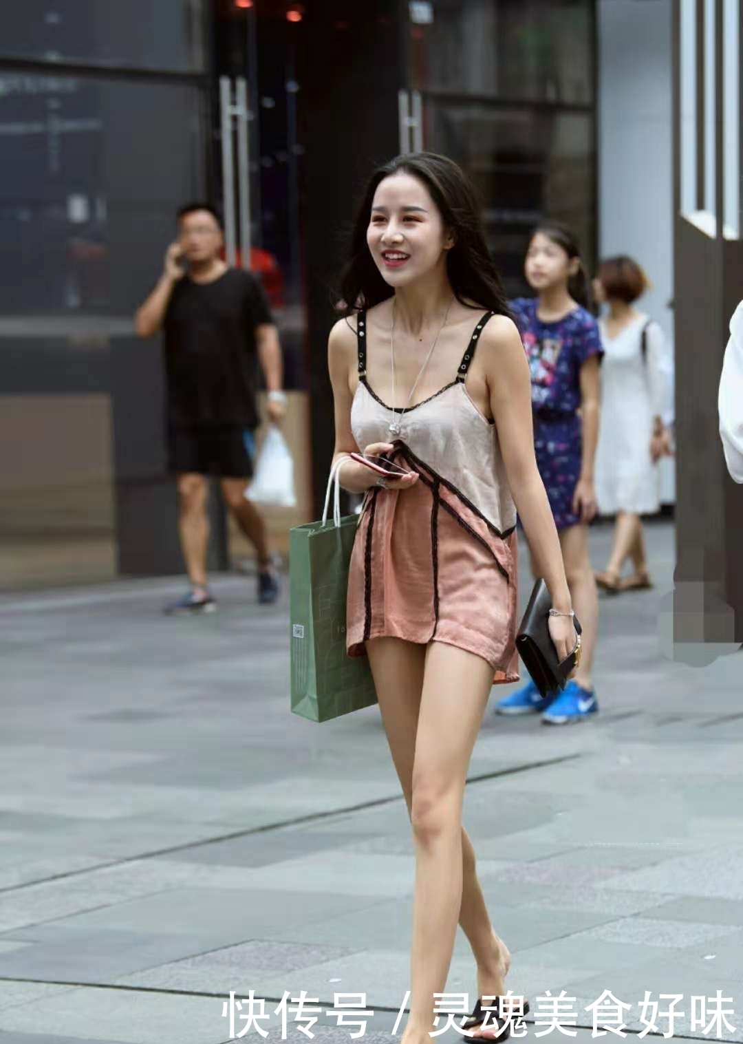 小姐姐|街拍:超有仙气的小姐姐,一身清凉装扮,笑容满面就是最美的假期