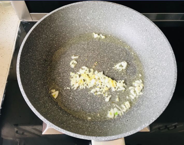 芦笋搭配虾仁，简单炒一炒，清新鲜美，营养好吃