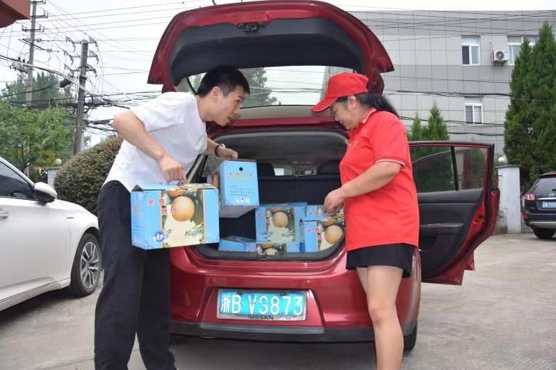 台风|“凤山好人帮帮团”卖梨忙 台风受灾老夫妇感动落泪