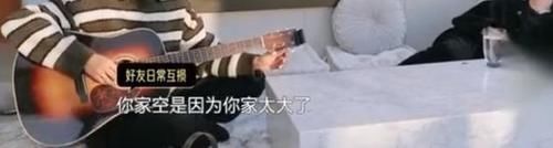 走進(jìn)華晨宇現(xiàn)實(shí)中的家，空空蕩蕩的客廳，就放個(gè)柜子和電視而已