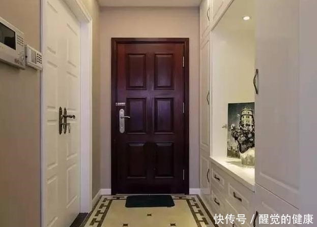 玄关|值得借鉴的轻奢风新房，玄关很“人性化”，简单轻装饰很舒服！