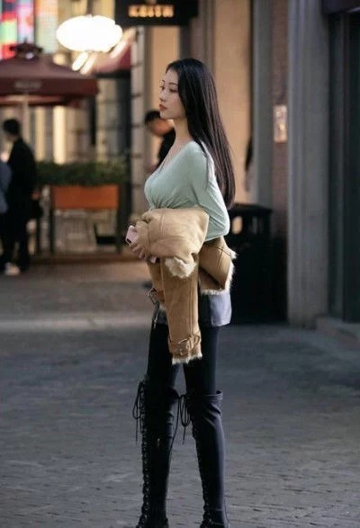 美女|长发披肩的美女,身材苗条有致,好像美腿也太细了