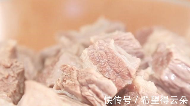 鲜嫩|牛肉这样做太美味，搭配山药和胡萝卜，鲜嫩又营养，家人都爱吃！