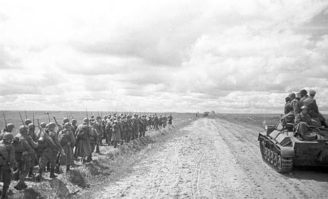 德军|当柏林苦战之时，德军在捷克尚有90万兵力，曼施坦因在做什么？