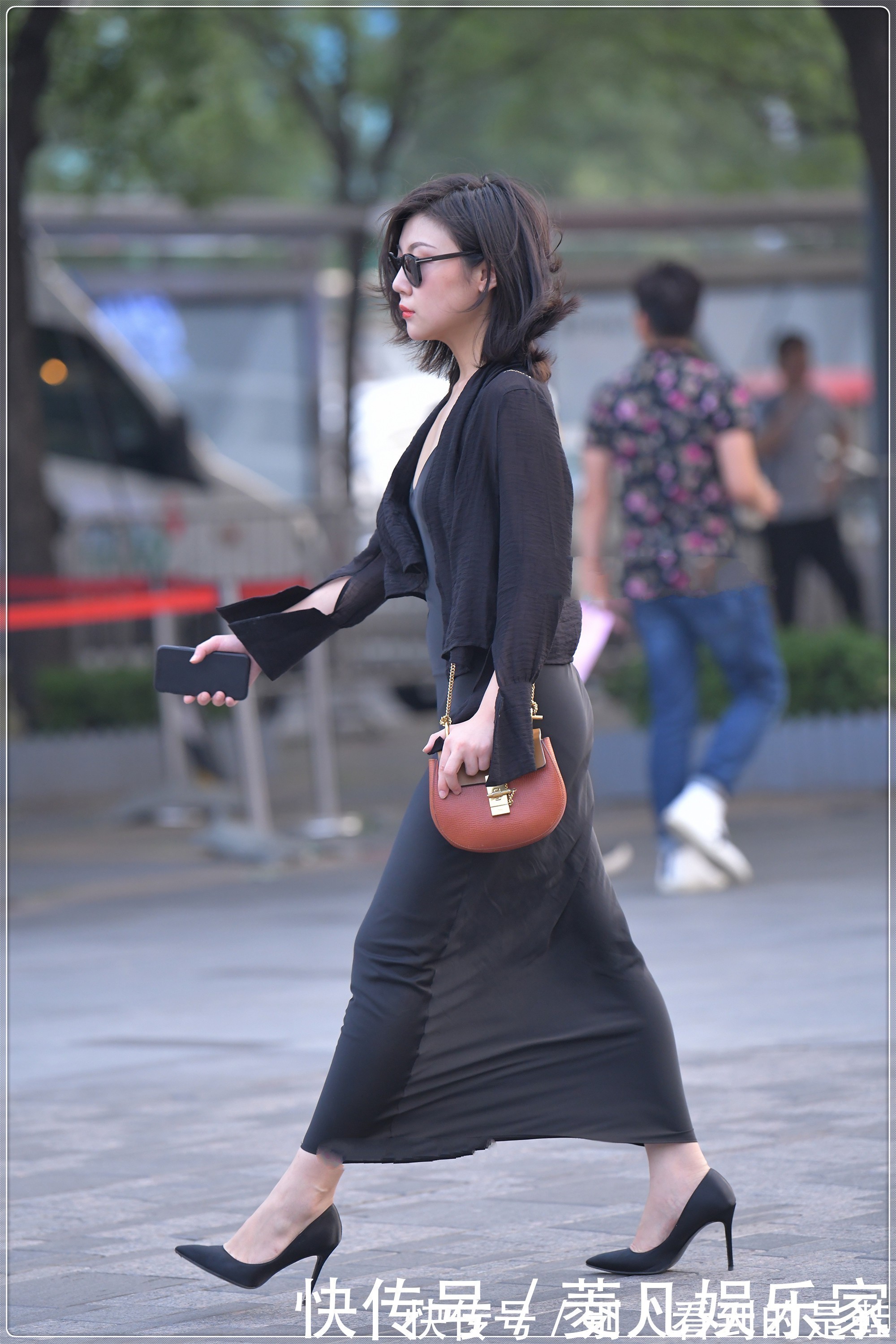 橘红色|黑色真丝吊带裙子搭配橘红色链条包,大气端庄,精致时尚