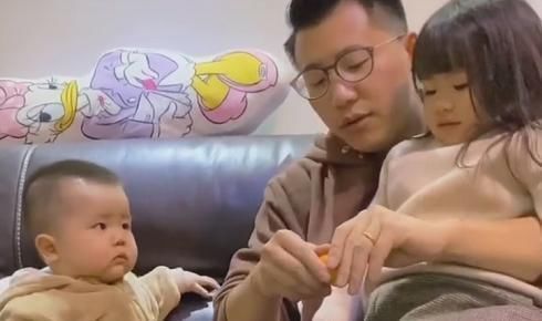 奶爸|“偏心眼奶爸”带娃火了,娃一脸哀怨:你个糟老头子,气死我了!