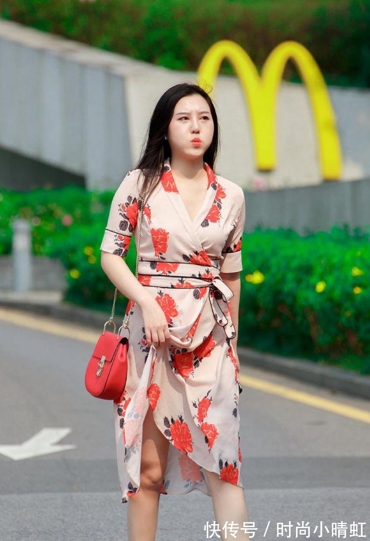 高跟鞋|风很大还穿裙子,靓女就是“自讨苦吃”