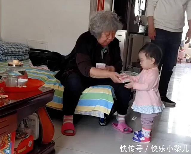 宝宝|奶奶“打赏”孙女零花钱,孙女财迷模样萌翻了,网友可爱的过分