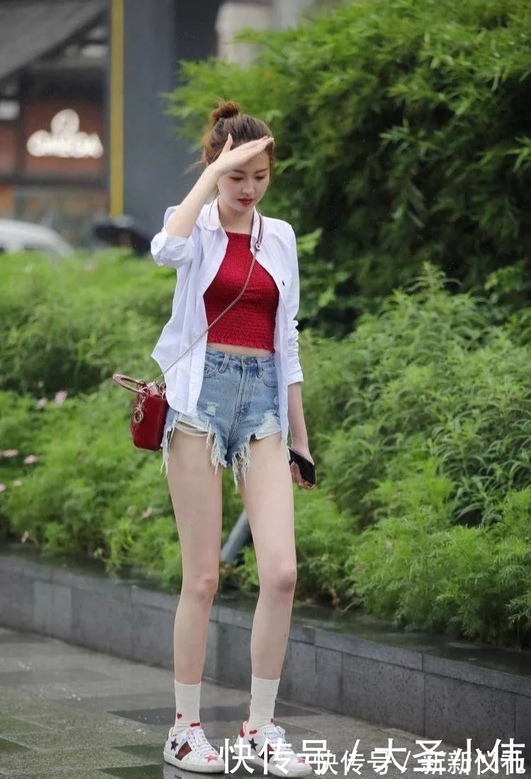 抹胸|美女街拍红色抹胸搭配牛仔短裤,将时尚玩出新高度