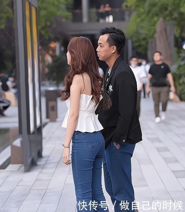 利落 白色一字肩上衣搭配蓝色牛仔喇叭裤,温柔利落,时髦有型