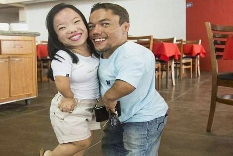 歧视|“侏儒夫妻”不顾医生反对,一意孤行生下孩子,两年后被打回现实