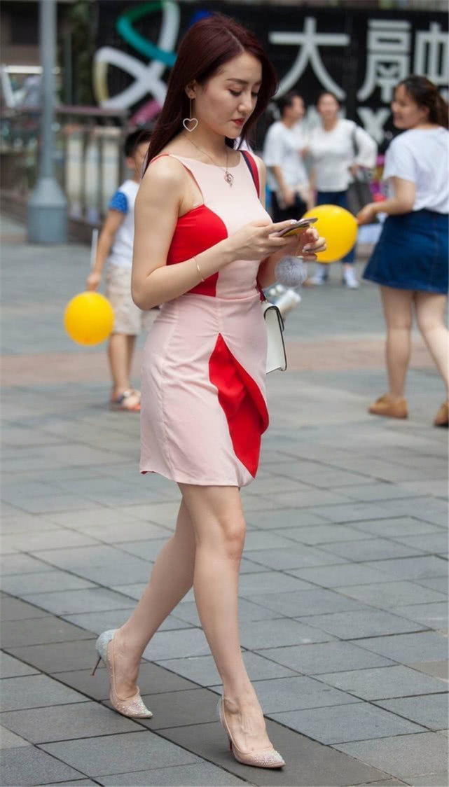 骨子里|路人街拍小姐姐的裙装干净清爽,是美在骨子里的女子!