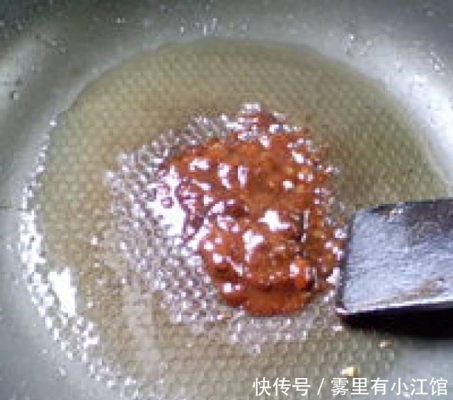 普通的家常蒜苗烧豆腐，做法很简单，味道很不错！