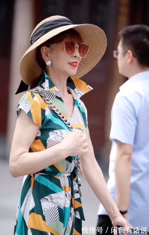 腰线|武汉60岁阿姨穿衣真讲究,连衣裙+草帽尽显法式优雅,减龄又气质
