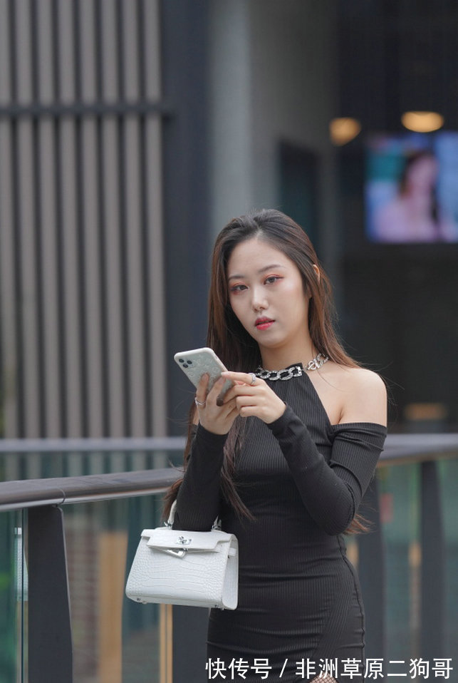 百褶裙 长款的蕾丝连衣裙，浅粉色的款在温暖阳光下显得非常有风采