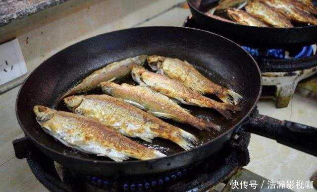 煎鱼别只会用生姜!大厨多加一点它,煎鱼不粘锅,鱼肉红亮入味