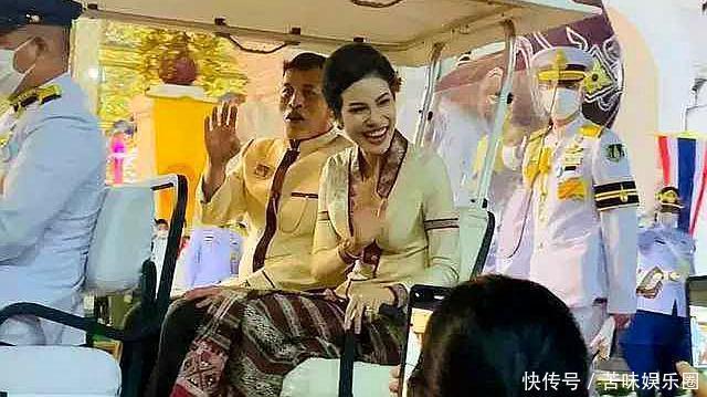 诗妮娜能屈能伸,今陪玛哈共出行,此时地位太不易