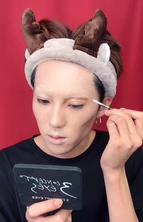 男生也能仿妆“蒙娜丽莎”,开始是无眉大侠,最后有点像