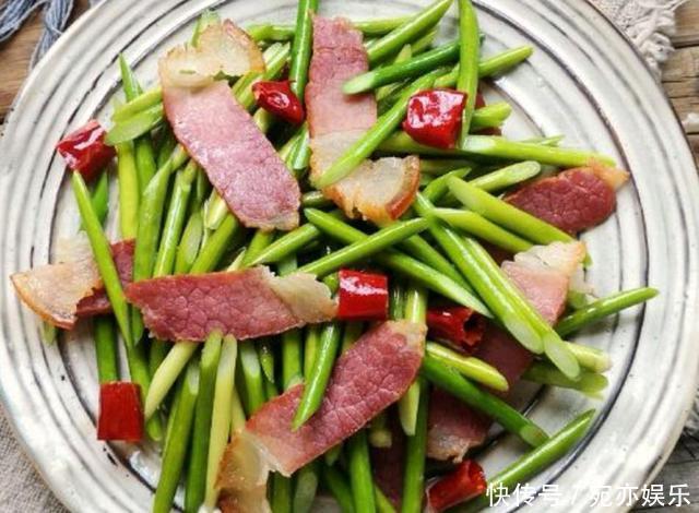 炒腊肉又硬又肥腻?炒前多加两步,鲜嫩美味口感好