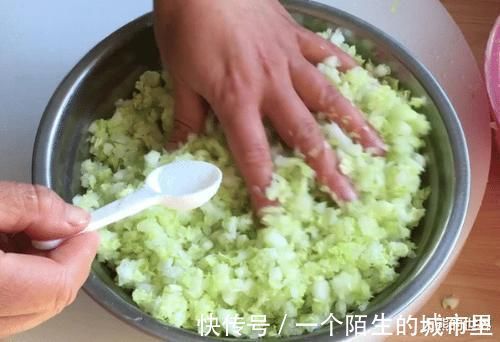 所以白菜做馅时,这就是调馅前多做的一步,饺子不出水好包,鲜香多汁