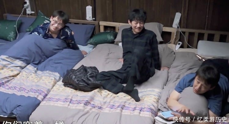 睡衣 张艺兴杨紫同款睡衣惹关注,两人大方讨论,网友:这是节目效果?