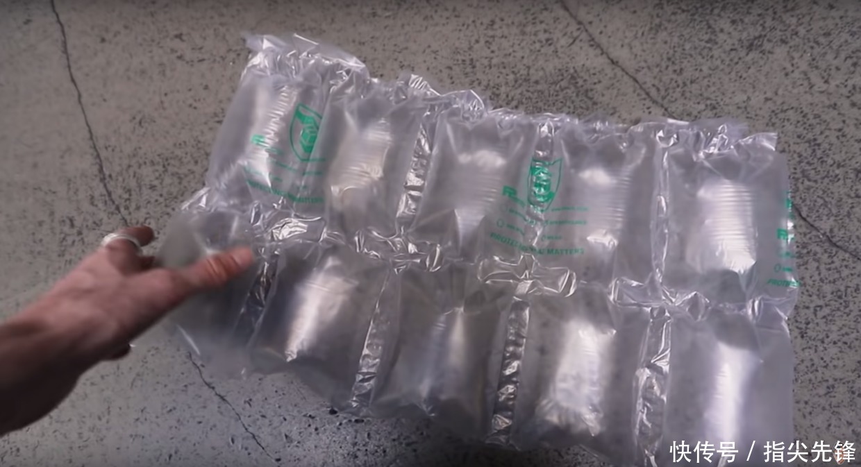 100块把土鳖宅男变鲜肉超模,英国俩沙雕小哥把时尚圈玩坏了